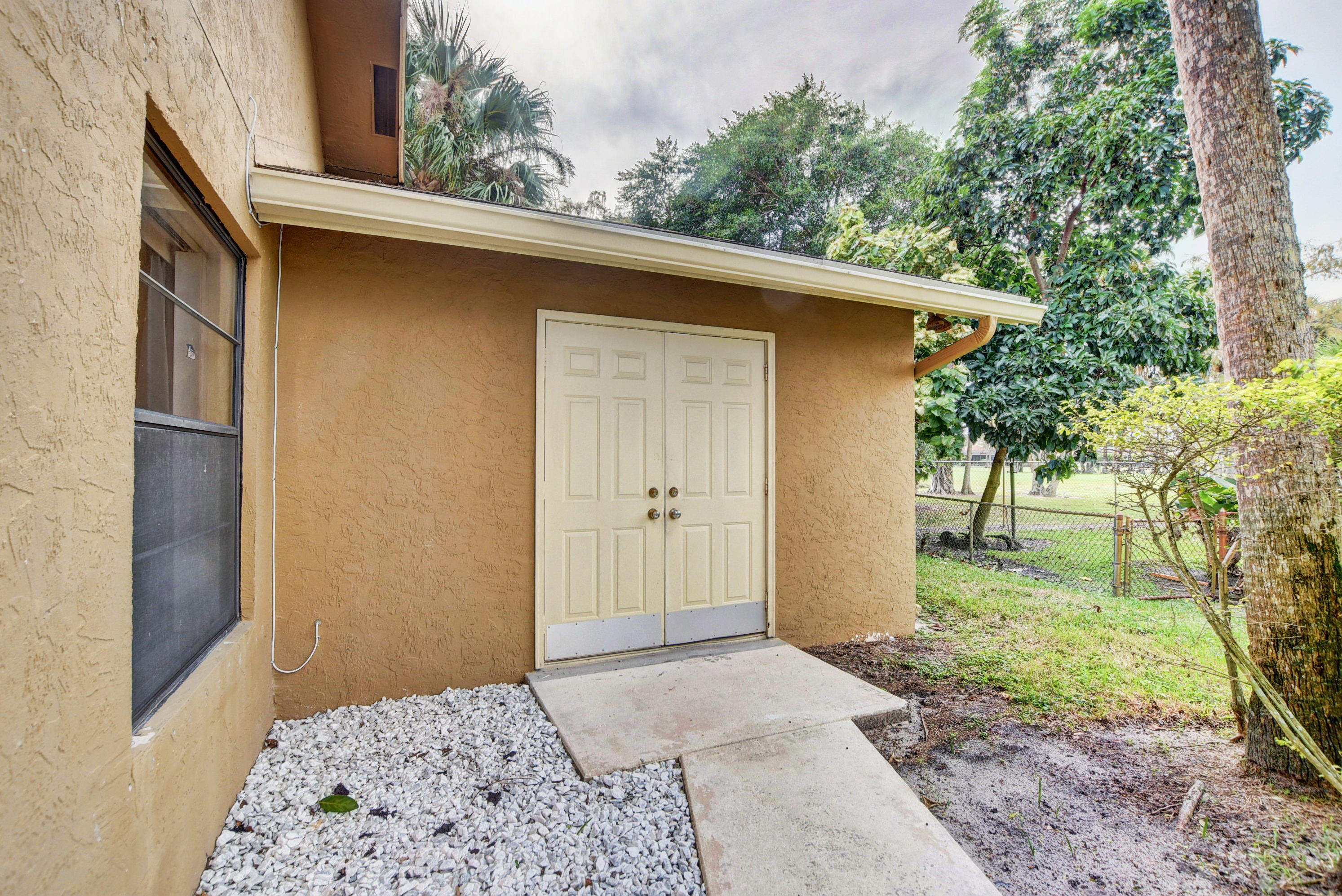 2543 Lochmore Road Riviera Beach, FL 33407 - Photo 34 of 40 Guest Cottage Entrace