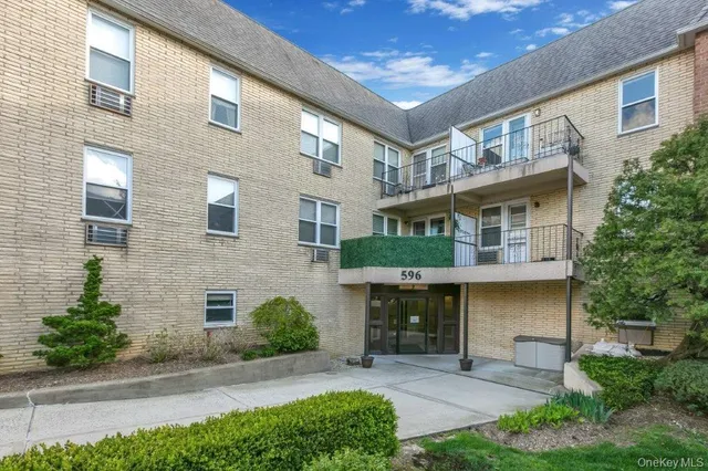 $379,000 | 570 Broadway, Unit 16A, Lynbrook, NY 11563