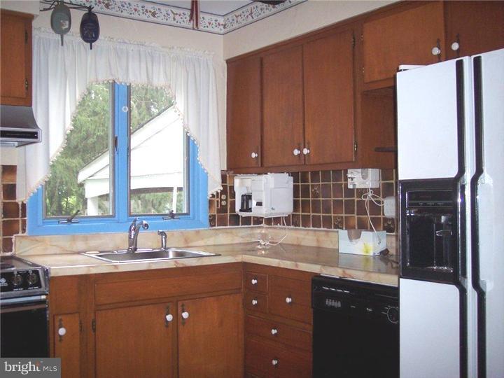 1318 Whitney Road Southampton, PA 18966 - Photo 8 of 25 Kitchen
