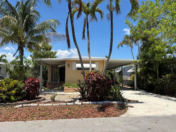$2,000 | 2939 West Marina Drive, Dania Beach, FL 33312