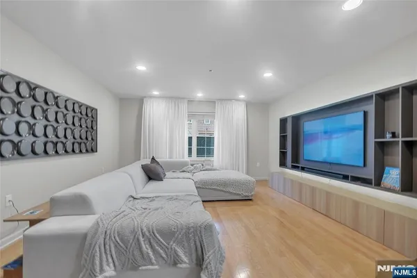 $499,999 | 547 Gorge Road, Unit 2E, Cliffside Park, NJ 07010