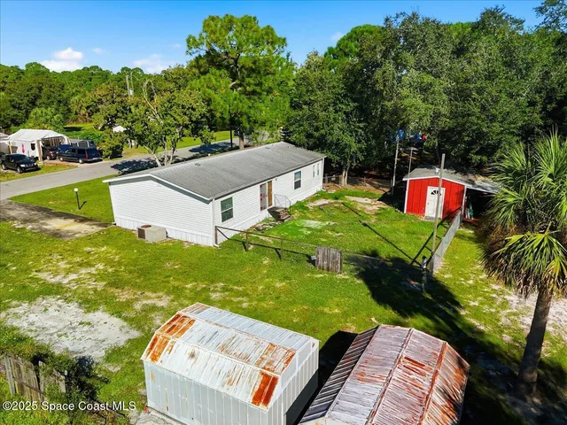a view of a back yard