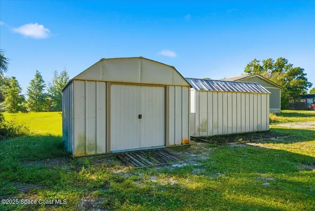 a view of a back yard of the house
