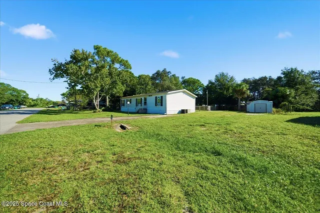 a view of a house with a backyard