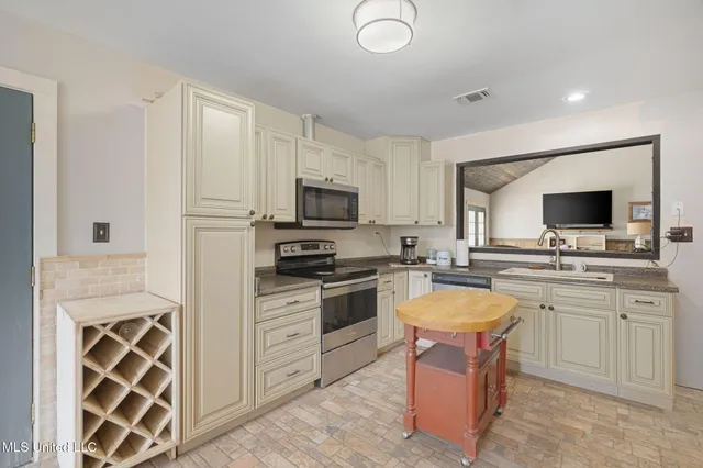 $600,000 | 9641 F S 301, Brooklyn, MS 39425