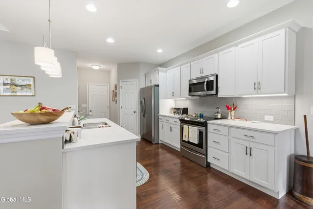 $550,000 | 27 Rosemore Place, Halfmoon, NY 12065