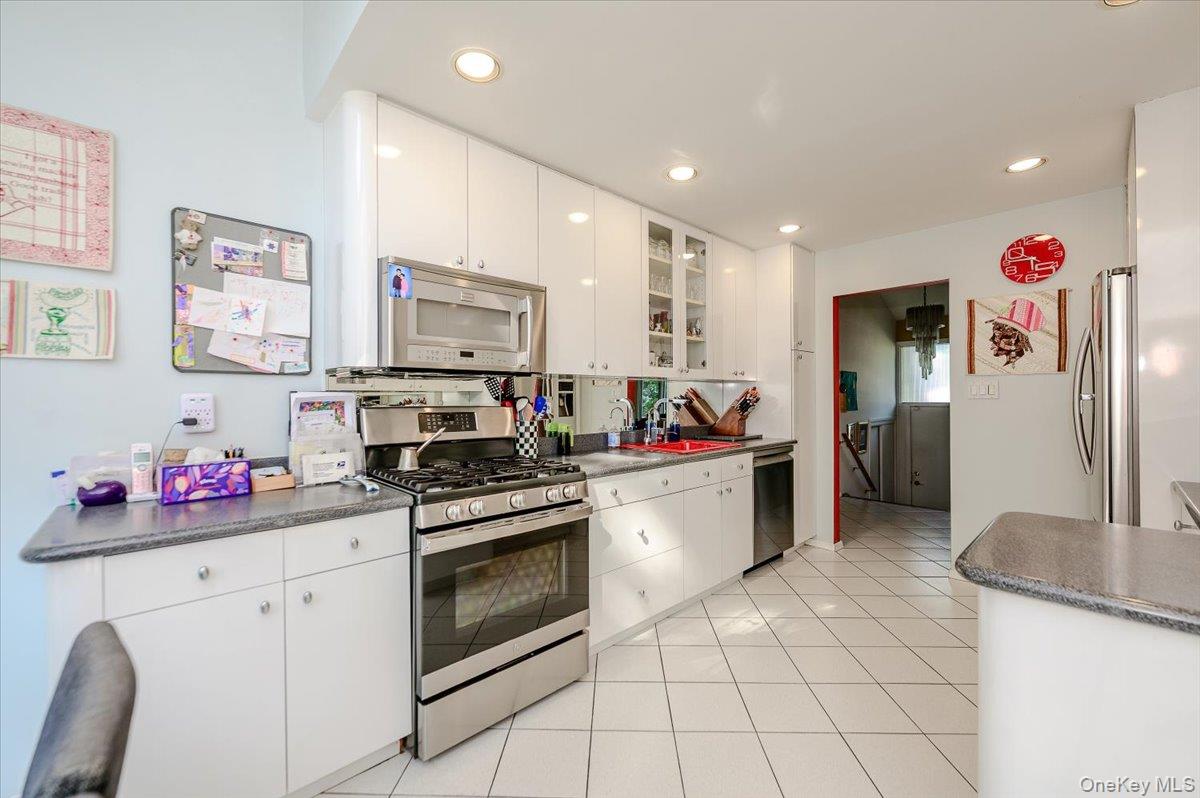 239 Hungry Harbor Road Valley Stream, NY 11581 - Photo 9 of 29