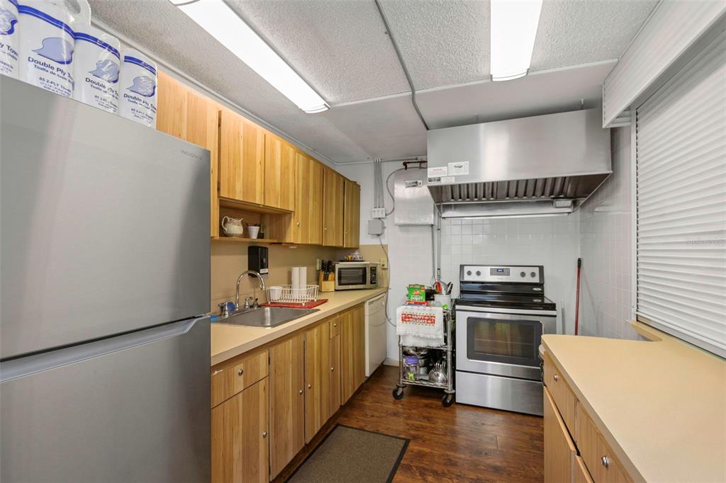 1344 Pine Ridge Circle East, Unit D2 Tarpon Springs, FL 34688 - Photo 23 of 44 a kitchen with a sink appliances and cabinets