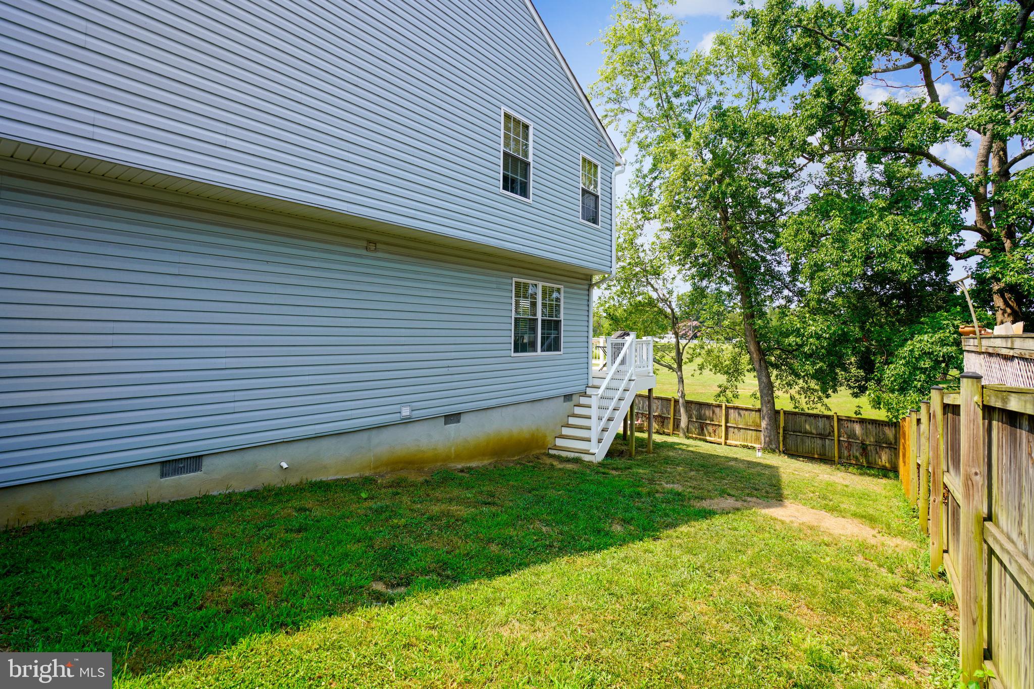 134 Oakwood Road Edgewater, MD 21037 - Photo 31 of 33 grassy side yard with stairs to deck