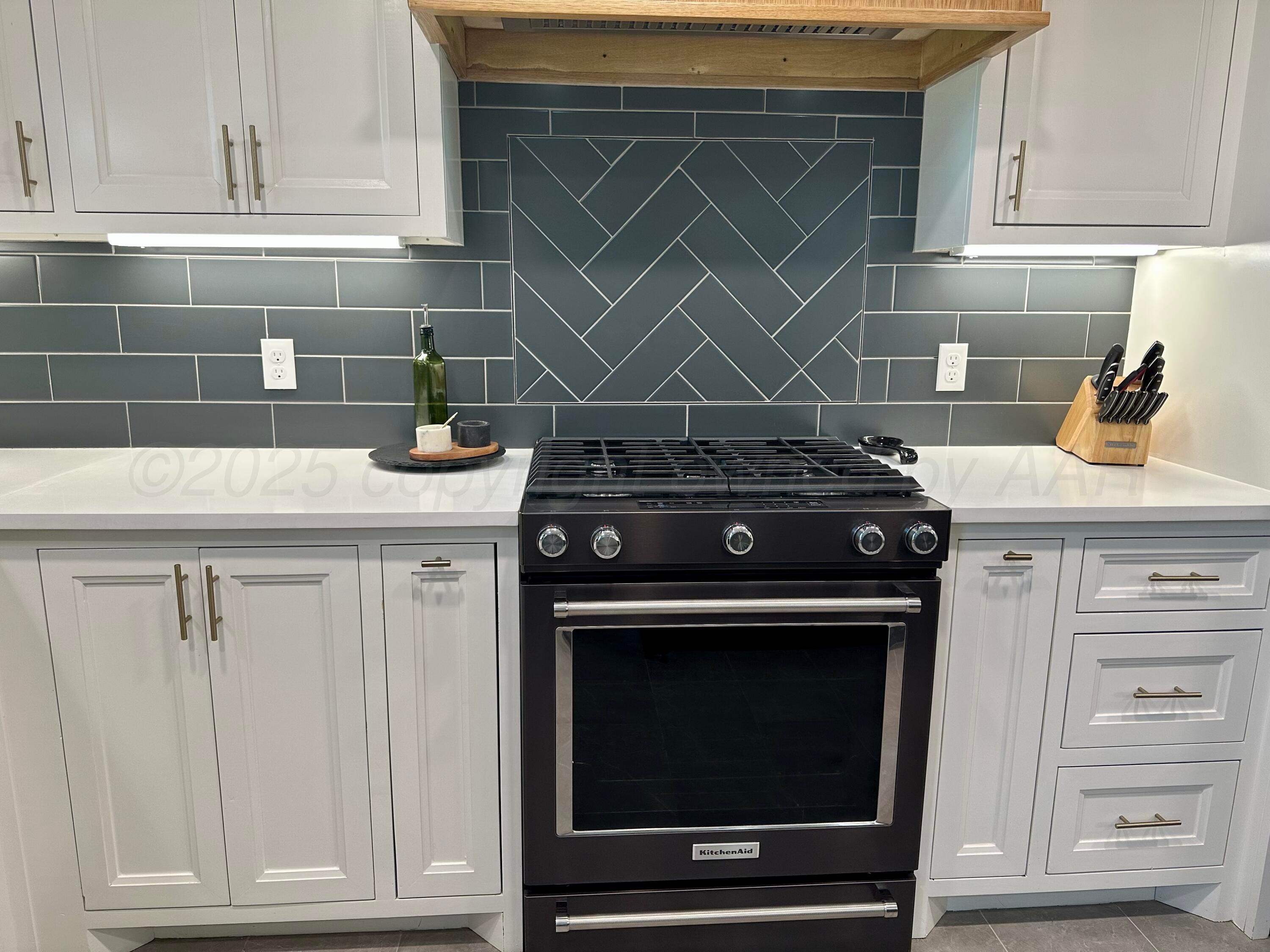 7714 Baughman Drive Amarillo, TX 79121 - Photo 12 of 37 a stove top oven sitting inside of a kitchen