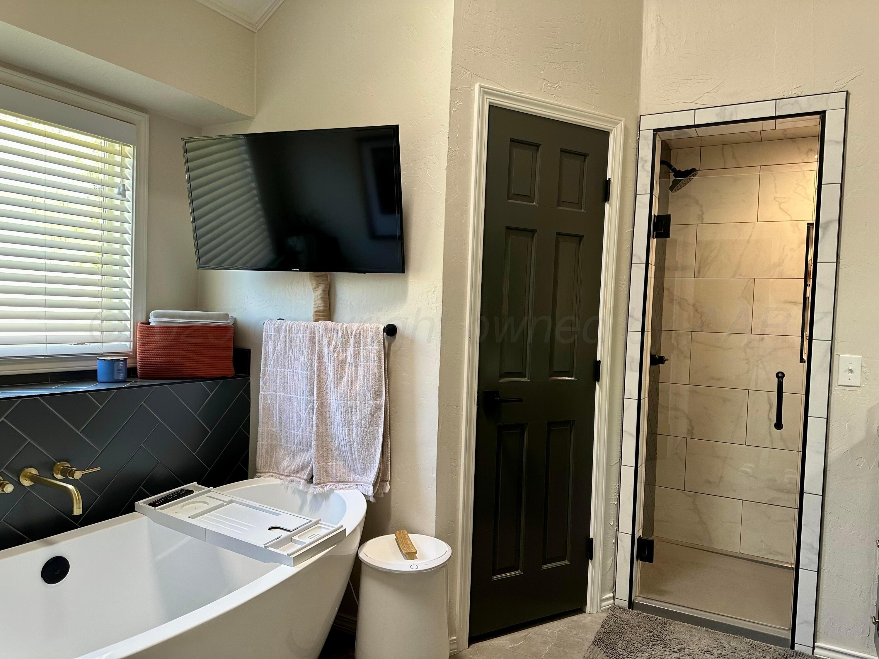 7714 Baughman Drive Amarillo, TX 79121 - Photo 22 of 37 a bathroom with a sink toilet and shower