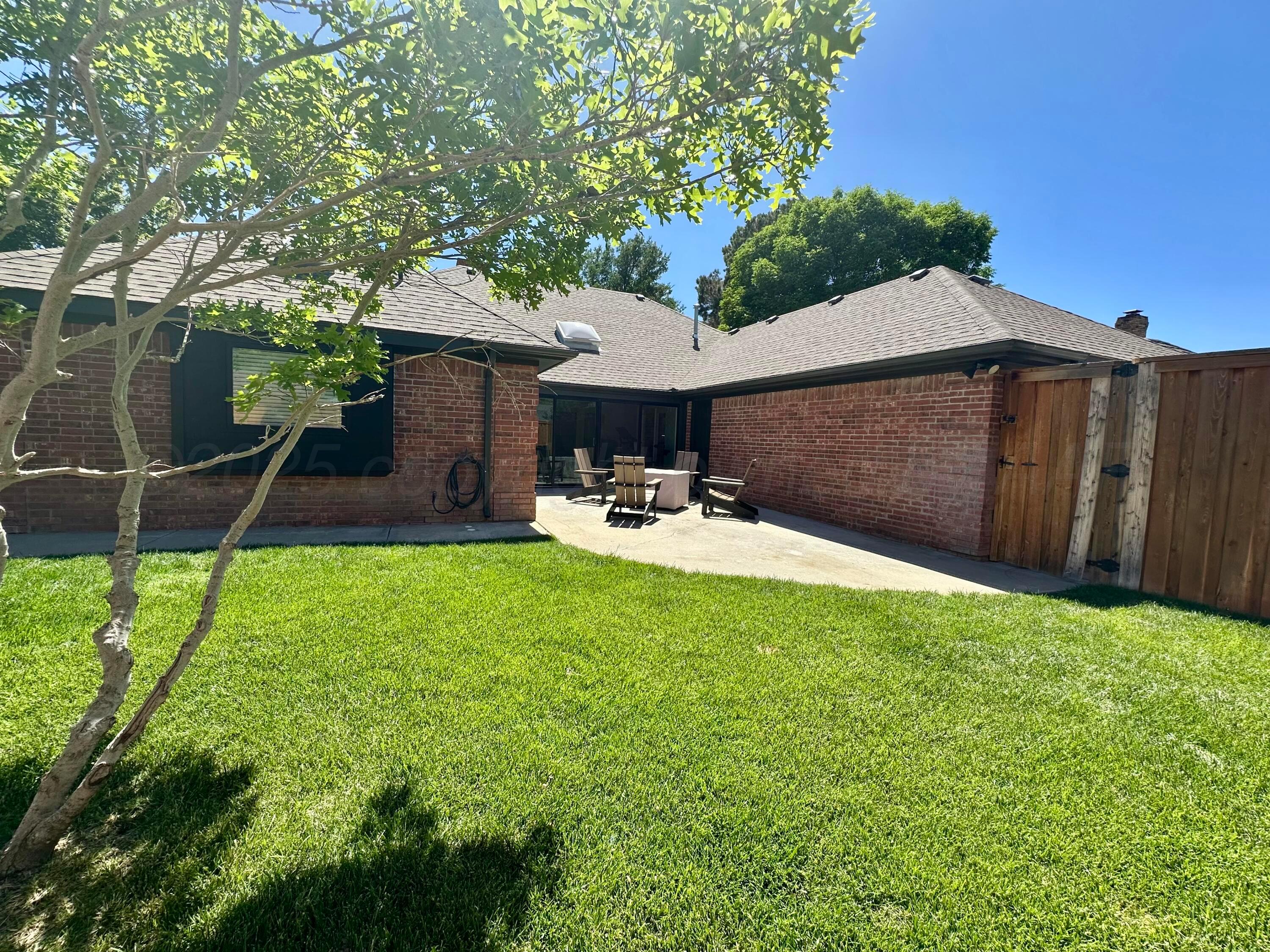 7714 Baughman Drive Amarillo, TX 79121 - Photo 34 of 37 a backyard of a house with table and chairs
