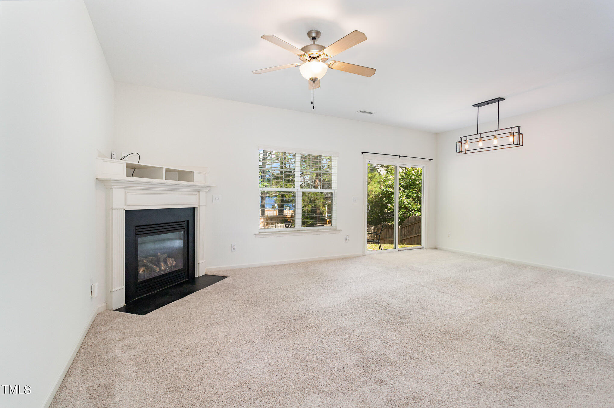 628 Smith Ridge Way Fuquay-Varina, NC 27526 - Photo 4 of 27 Living & Dinning