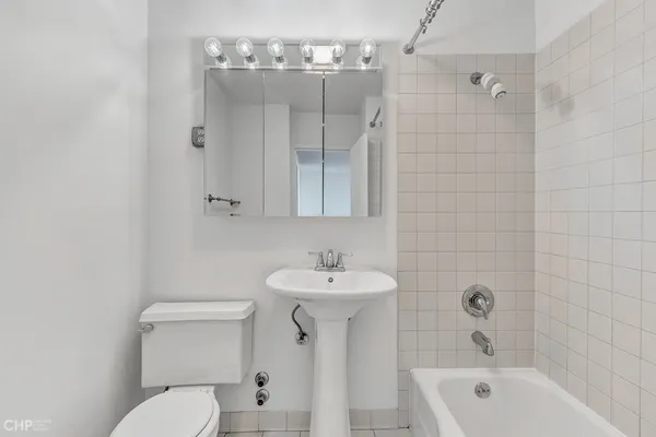 $2,200 | 1355 North Sandburg Terrace, Unit 2005, Chicago, IL 60610