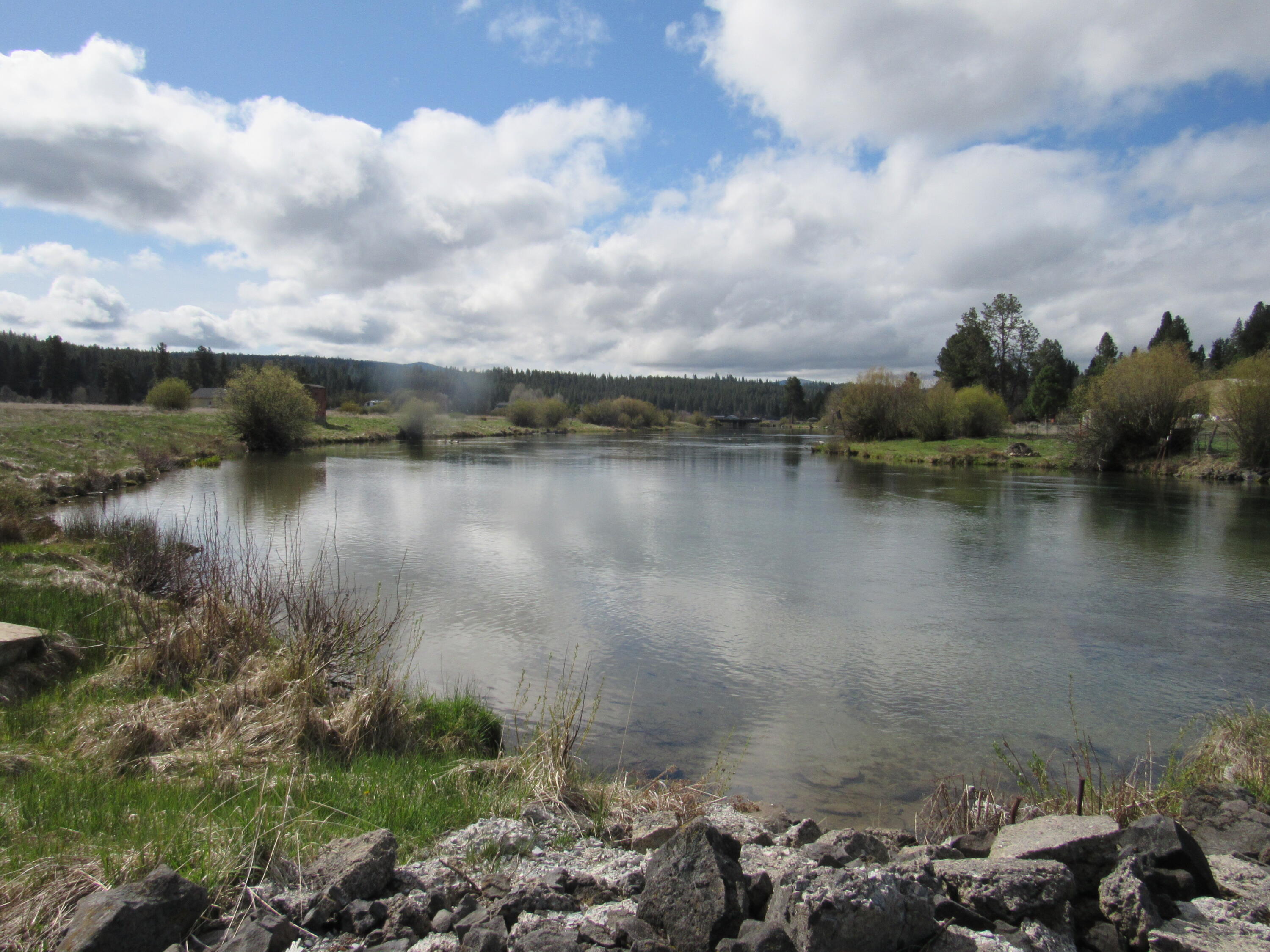 0 Longhorn Loop, Unit 883882 Chiloquin, OR 97624 - Photo 4 of 11 a view of a lake with houses