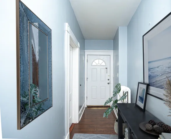 a view of a livingroom with furniture