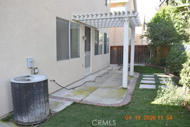 a view of a back yard