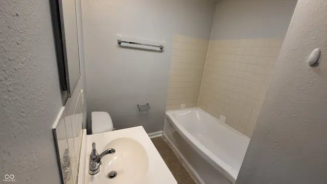 $1,050 | 6149 Commodore Drive, Indianapolis, IN 46219