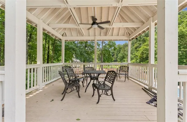 a view of a backyard