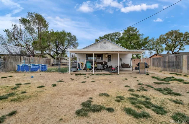 a view of a yard with a house