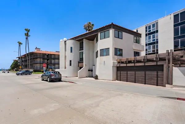 $11,000 | 2110 Avenida De La Playa, Unit C, La Jolla, CA 92037