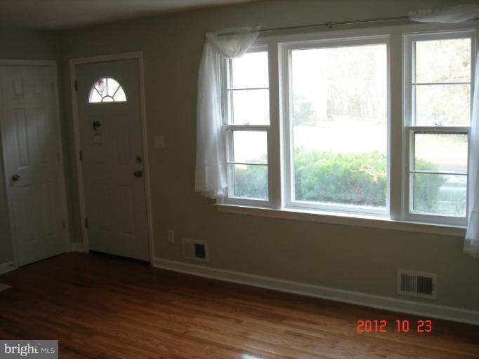 7009 Bexhill Road Baltimore, MD 21244 - Photo 3 of 30 Living Room