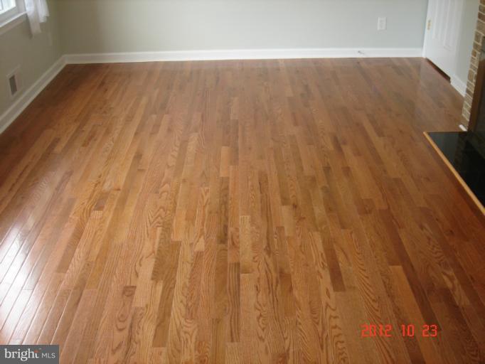 7009 Bexhill Road Baltimore, MD 21244 - Photo 5 of 30 Living Room