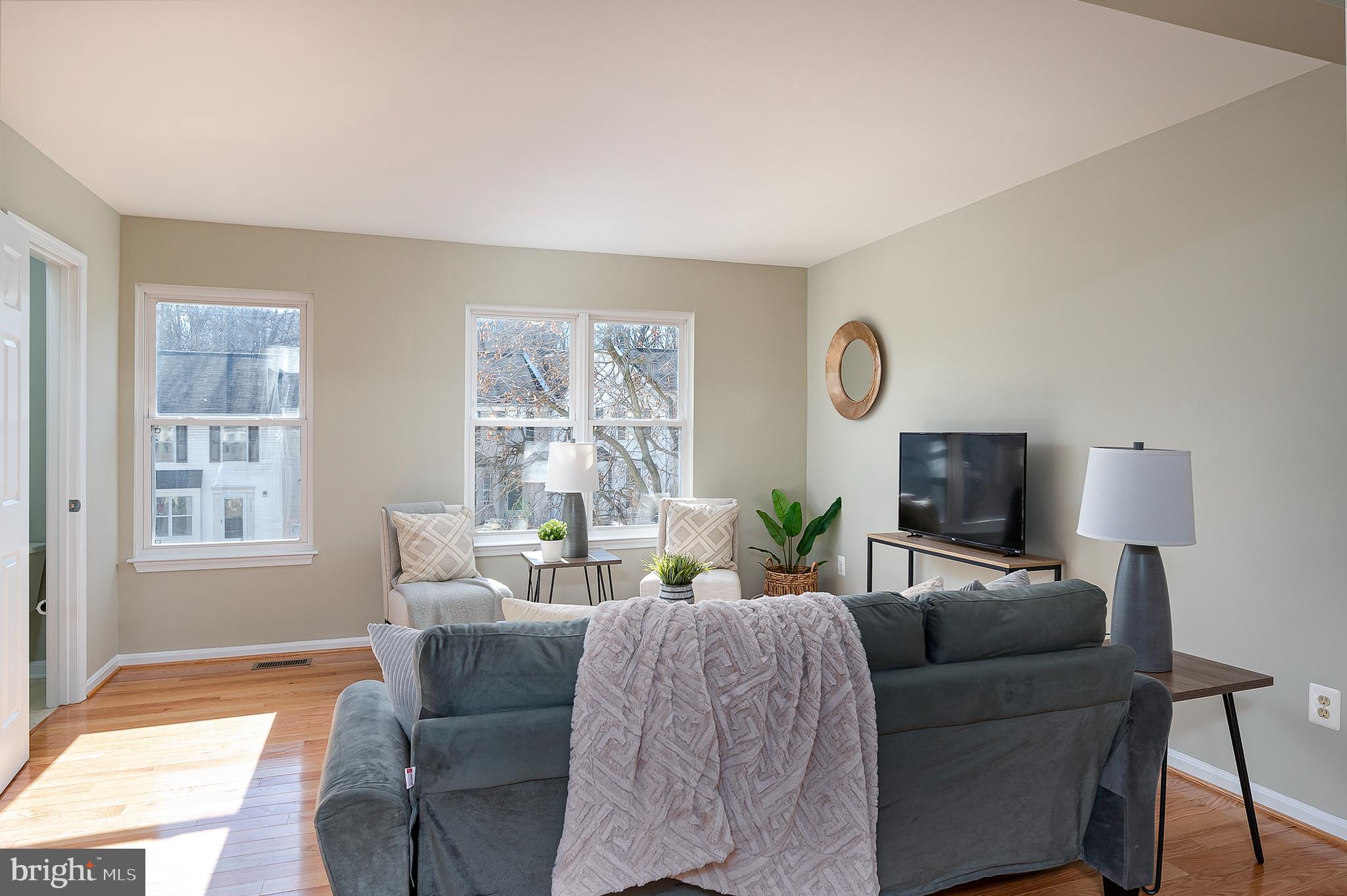 1128 Ingate Road Baltimore, MD 21227 - Photo 16 of 39 Living Room