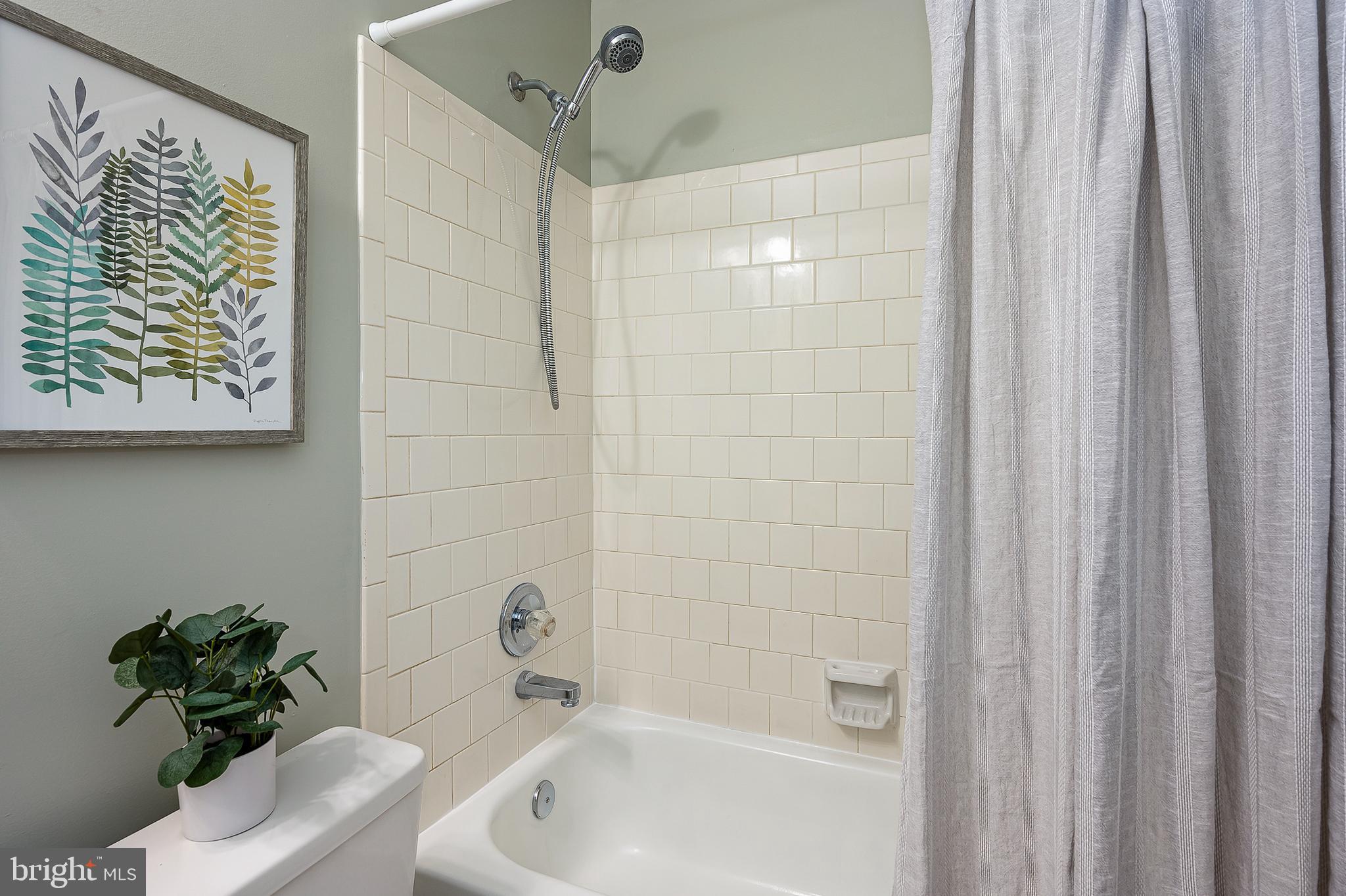 1128 Ingate Road Baltimore, MD 21227 - Photo 29 of 39 Bathroom 2 Tub