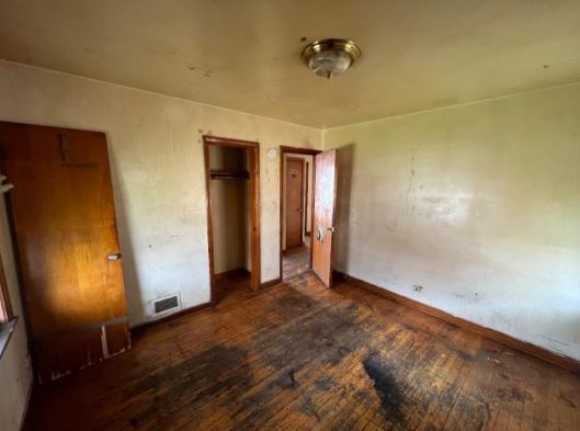 458 Rice Avenue Bellwood, IL 60104 - Photo 6 of 8 an empty room with a mirror