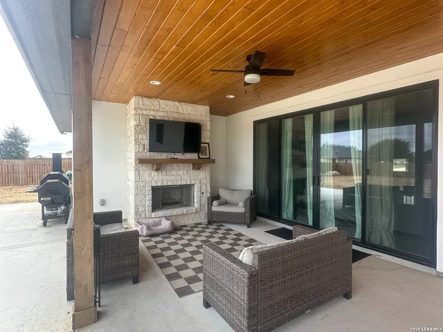 $599,000 | 109 West Medium Meadow Drive, Lytle, TX 78052