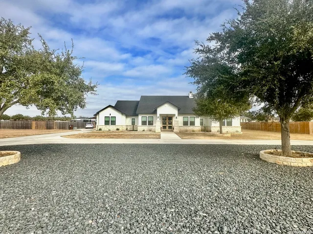 $599,000 | 109 West Medium Meadow Drive, Lytle, TX 78052
