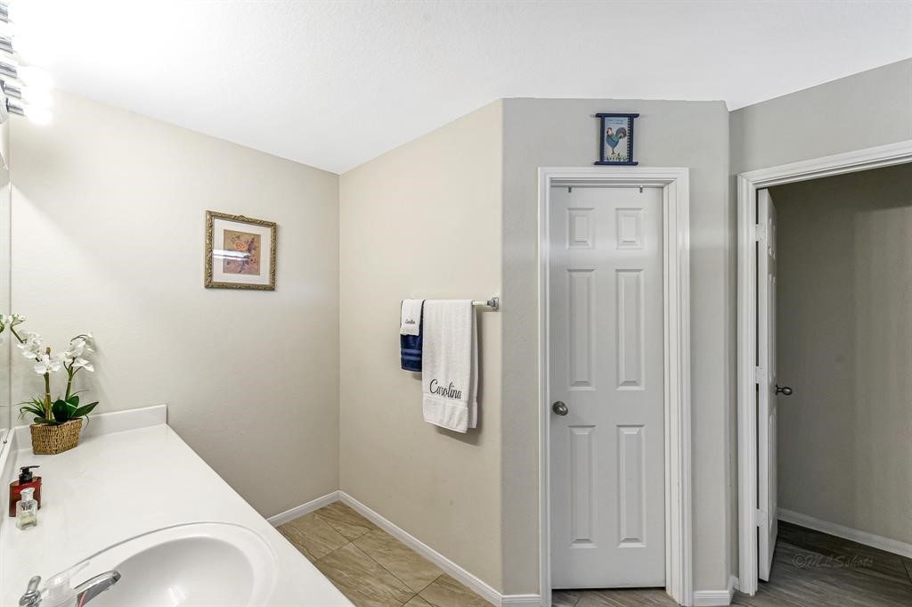 3203 Dale Ridge Trail Houston, TX 77084 - Photo 24 of 33 Private hallway transition leading from the primary bedroom into the en-suite bathroom.
