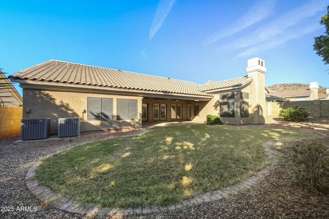 a view of a house with backyard