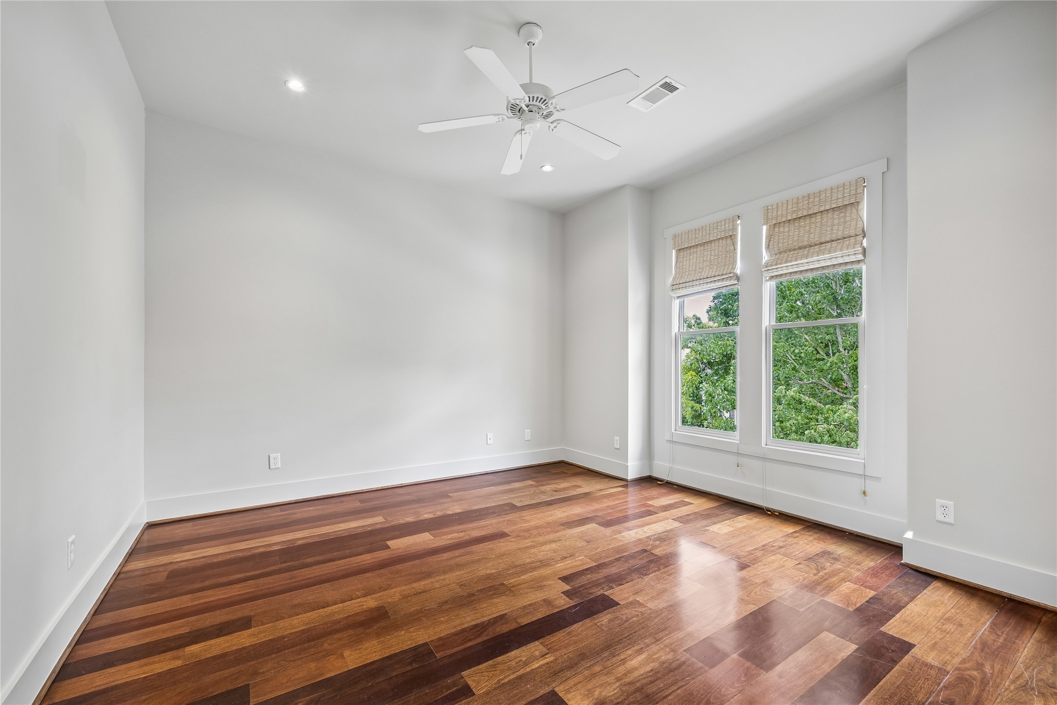 926 Nicholson Street Houston, TX 77008 - Photo 28 of 39 The third bedroom is tucked down the hall and faces the front of the home and hike/bike trail.