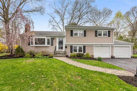 $899,000 | 7 Meadowbrook Drive, Barrington, RI 02806
