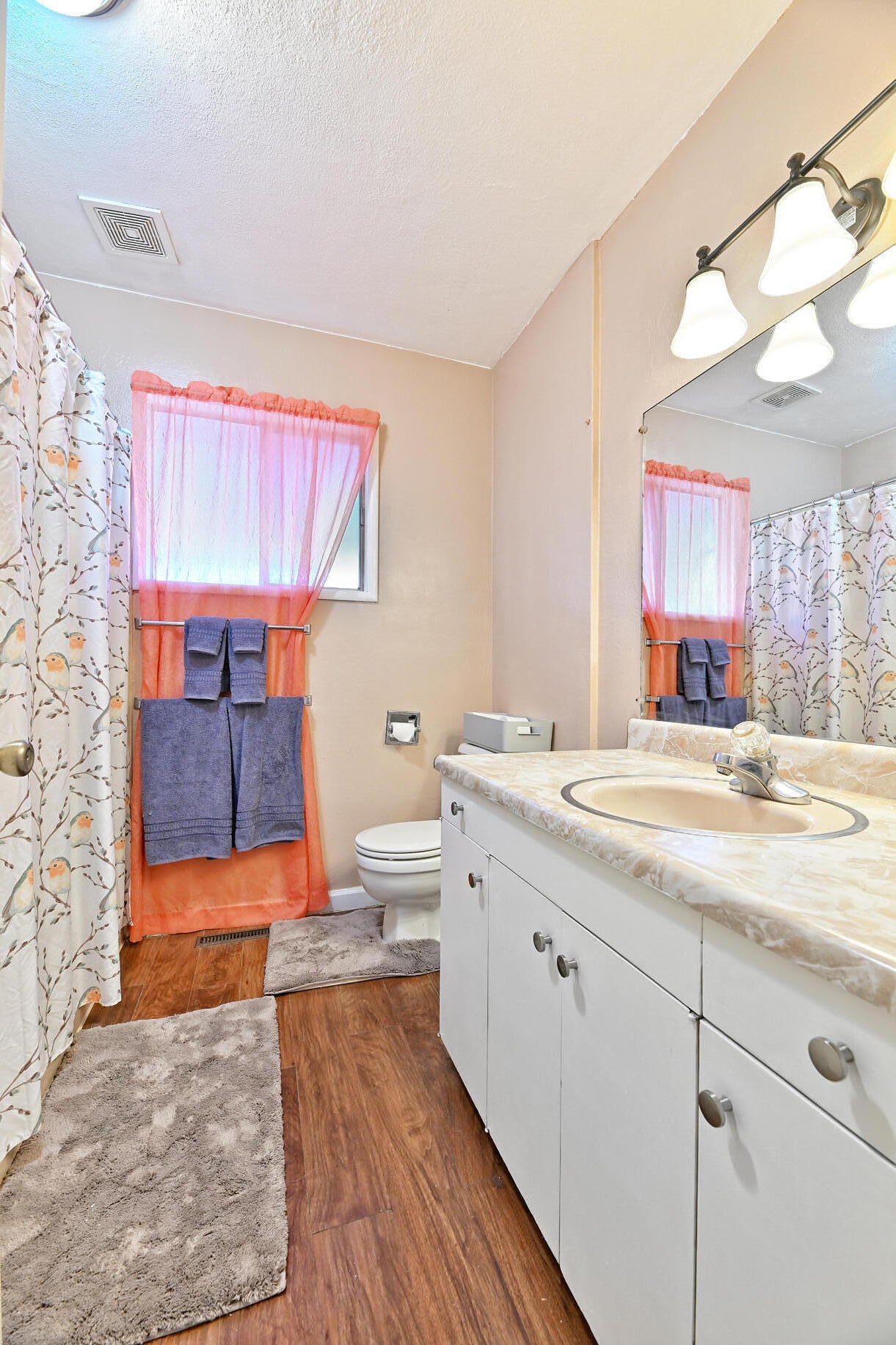 911 Reddy Avenue Medford, OR 97504 - Photo 8 of 29 Bathroom