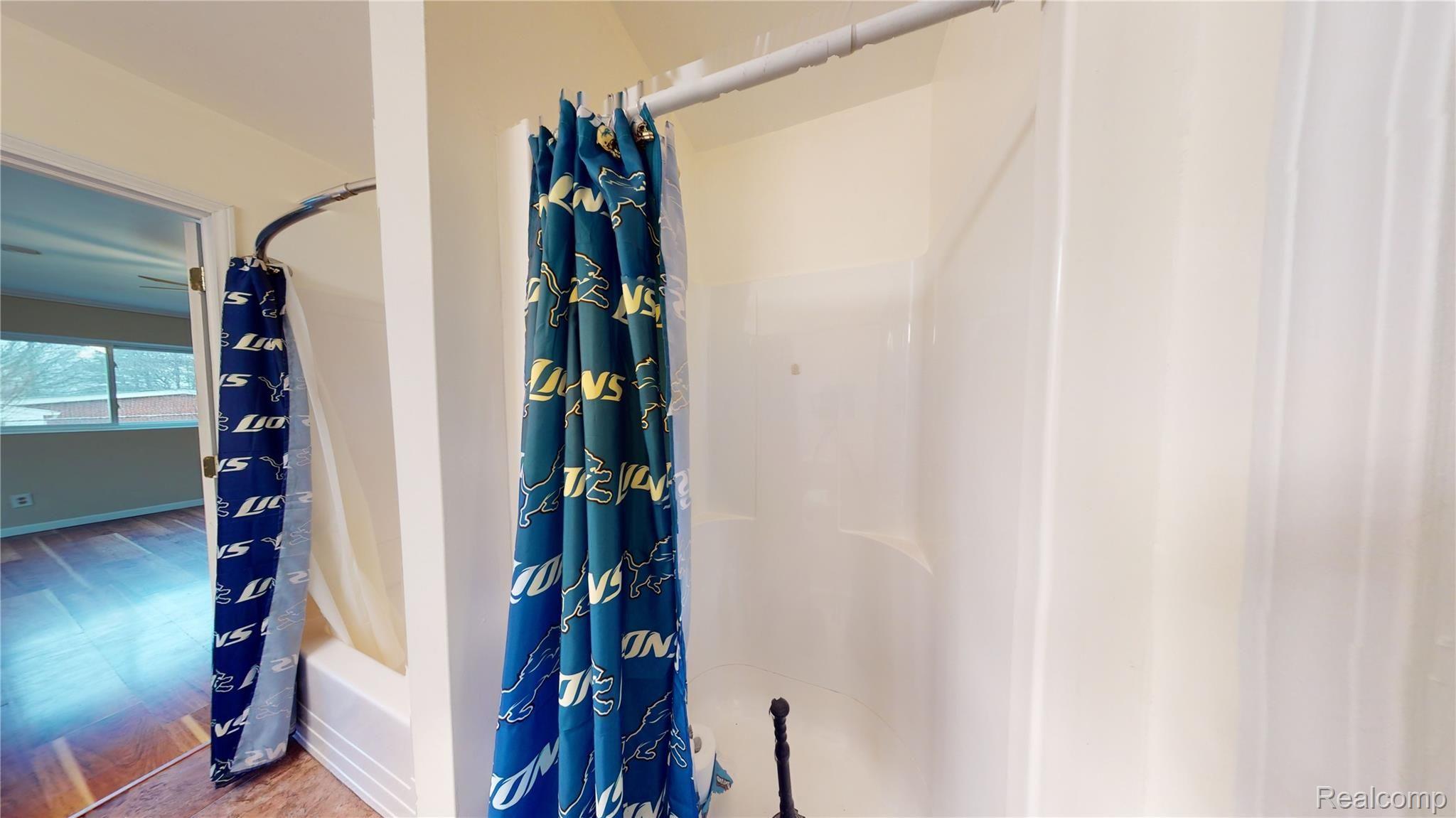 1883 Decker Road Walled Lake, MI 48390 - Photo 25 of 27 1883 Decker Road interior 25.jpg