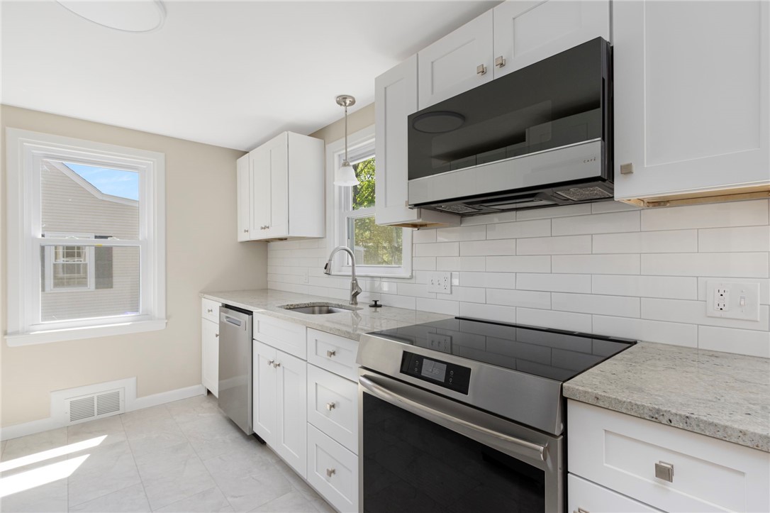 44 Ideal Court Warwick, RI 02818 - Photo 11 of 25