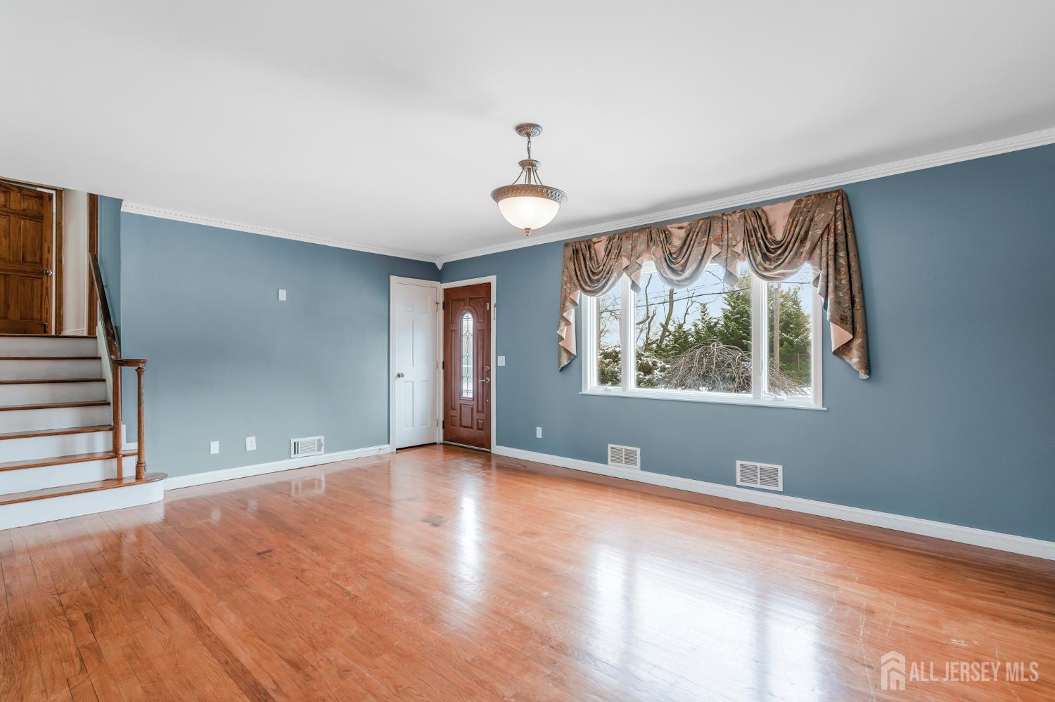 325 Colonia Boulevard Colonia, NJ 07067 - Photo 3 of 38