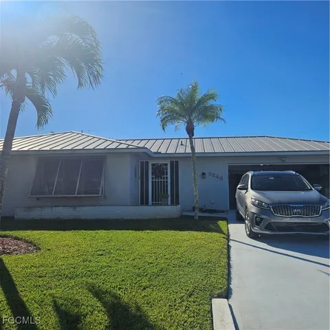 a view of a back yard of the house