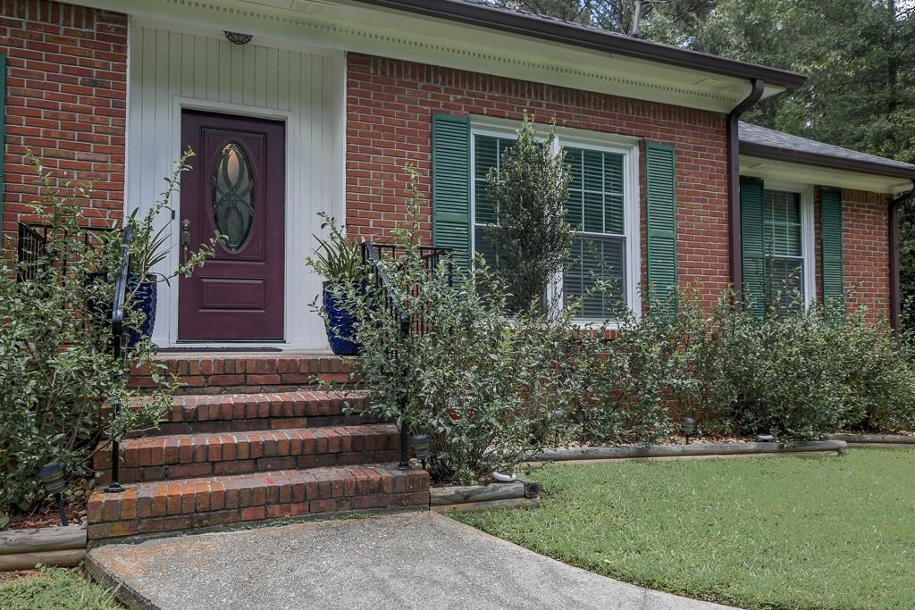 656 Bruce Way Southwest Lilburn, GA 30047 - Photo 3 of 32