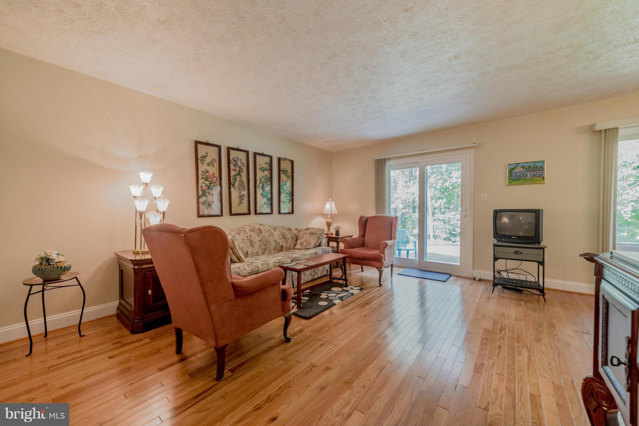 12309 Pueblo Road Gaithersburg, MD 20878 - Photo 4 of 18 Living Room