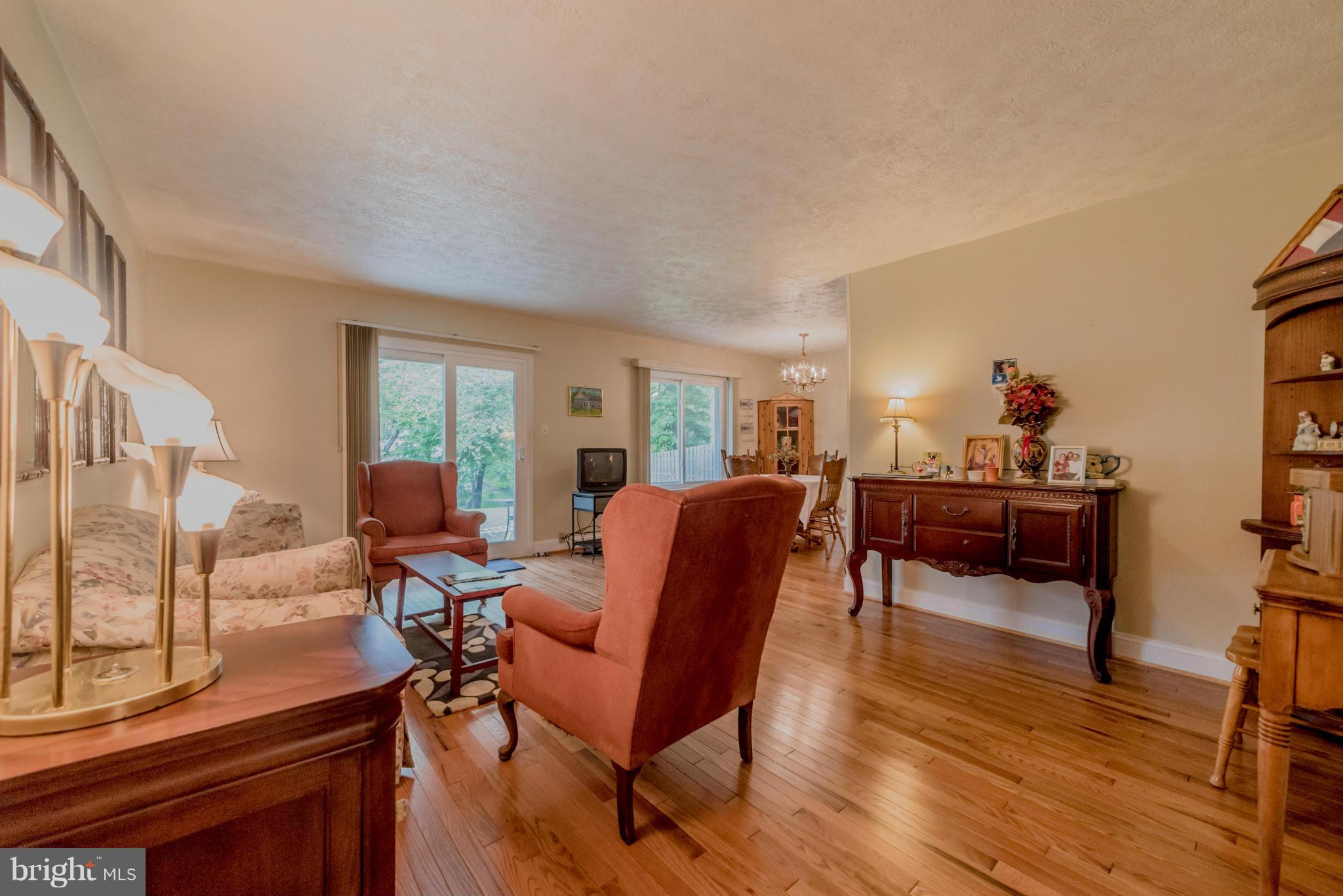 12309 Pueblo Road Gaithersburg, MD 20878 - Photo 6 of 18 Living Room