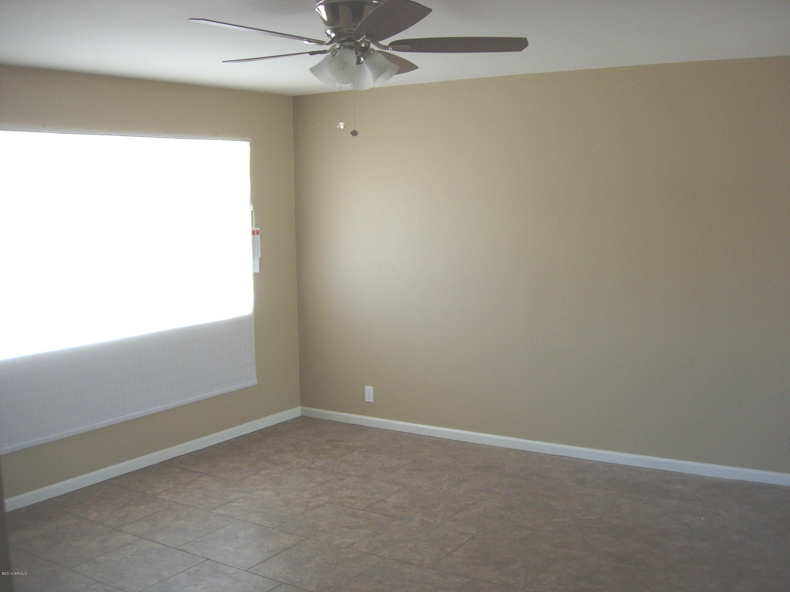 7436 West Hatcher Road Peoria, AZ 85345 - Photo 5 of 16 Living room