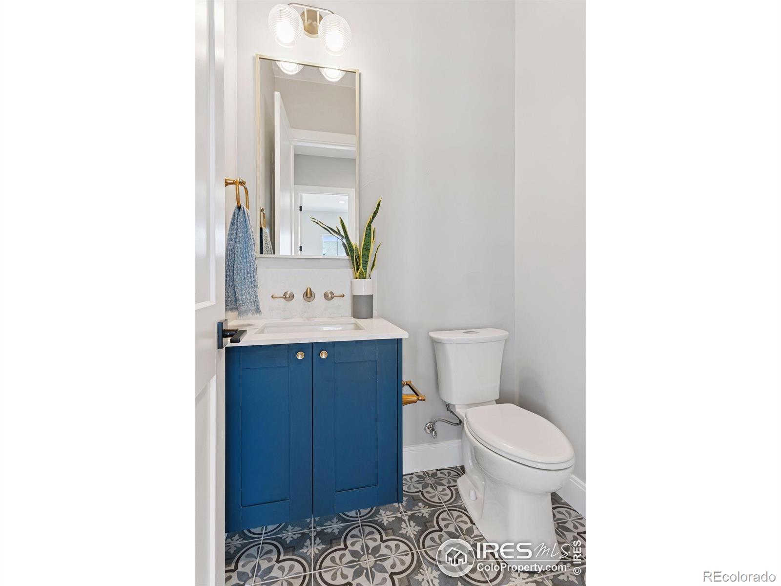 953 William Way Berthoud, CO 80513 - Photo 13 of 20 a bathroom with a toilet sink and mirror