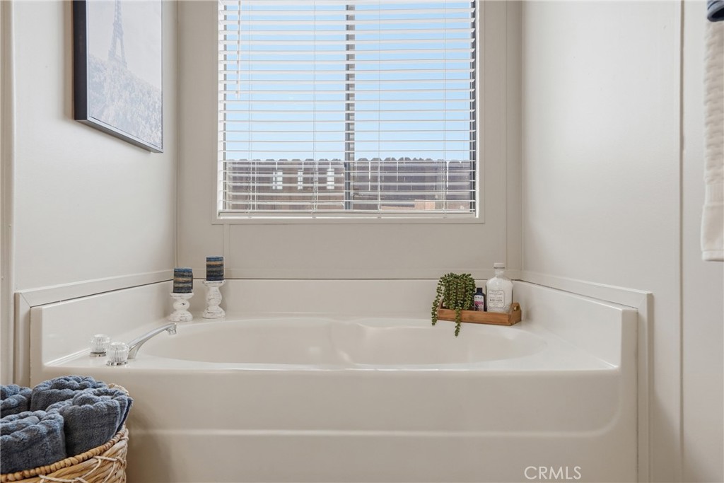 1124 Cardiff Lane Santa Maria, CA 93455 - Photo 19 of 33 Primary Bathroom - Bathtub