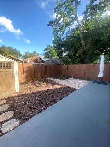 a view of a backyard