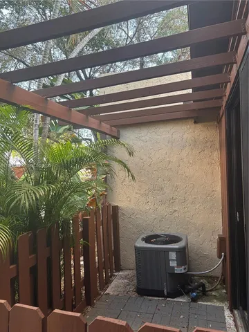 a view of entryway with outdoor area