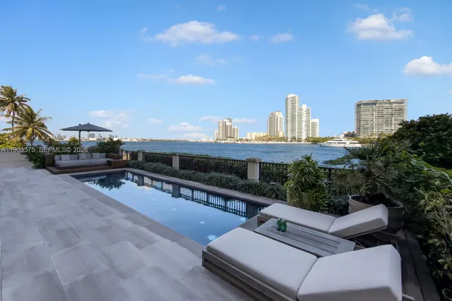 a view of a roof with sitting area and garden